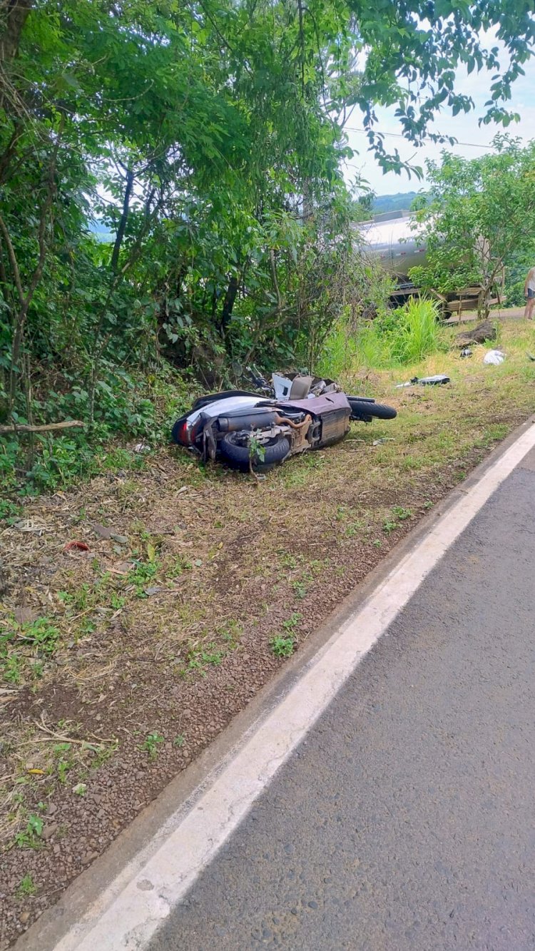 Homem morre em acidente envolvendo moto e caminhão no interior de Mondaí