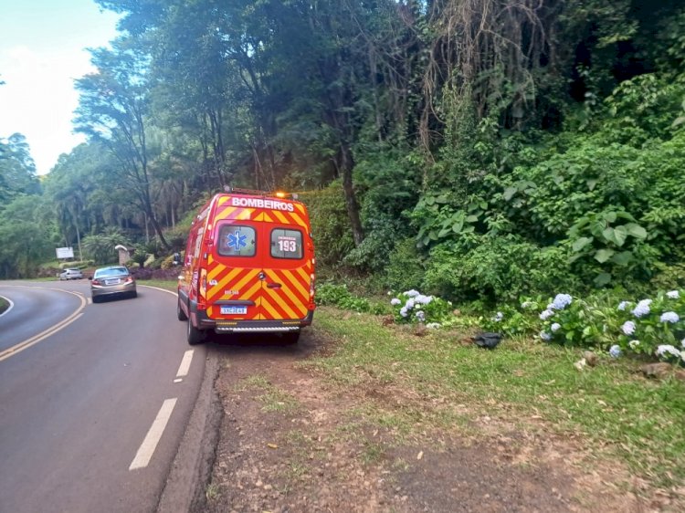 Motociclista sofre ferimentos graves em colisão com veículo