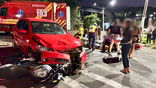 Colisão entre carro e motocicleta deixa dois feridos no centro de São Miguel do Oeste