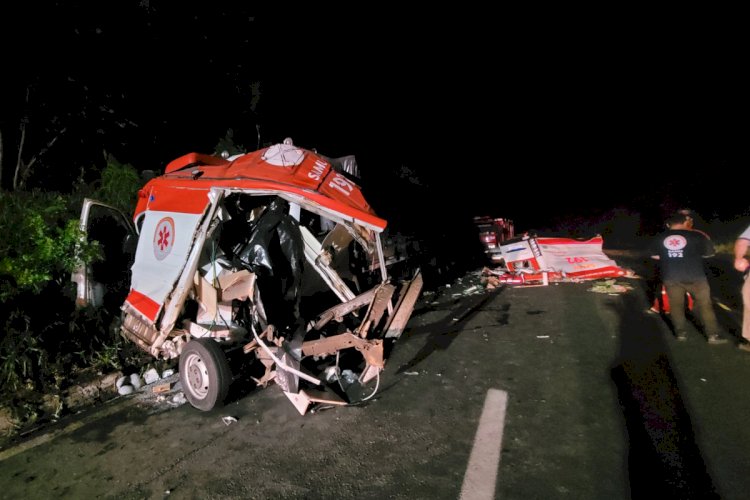 Acidente entre ambulância e caminhão deixa quatro mortos no Paraná