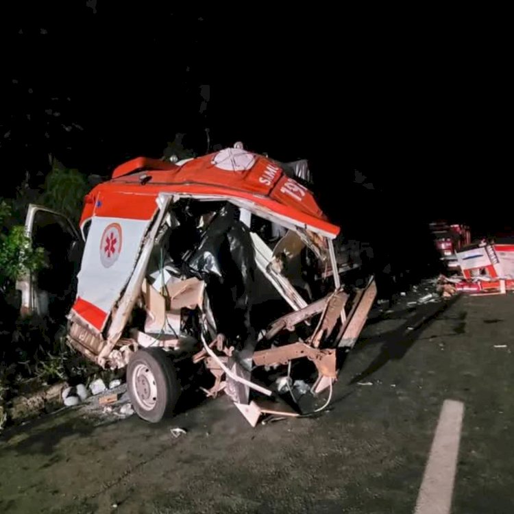 Acidente entre ambulância e caminhão deixa quatro mortos no Paraná