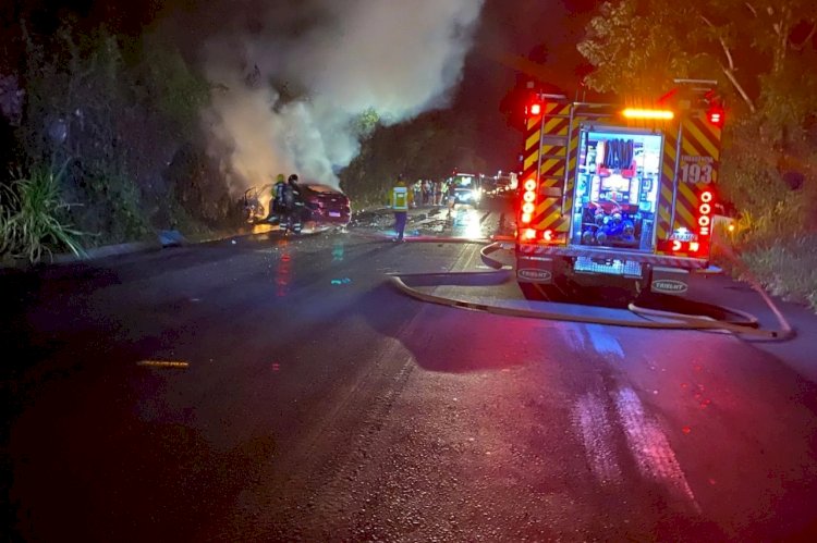 Grave acidente na BR-282 deixa seis feridos e carro incendiado