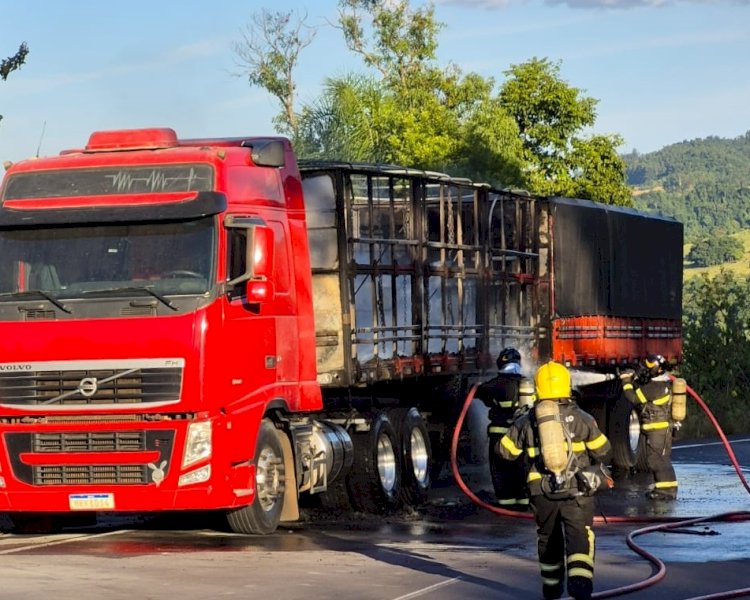 Carroceria de carreta pega fogo na BR 282, em Descanso