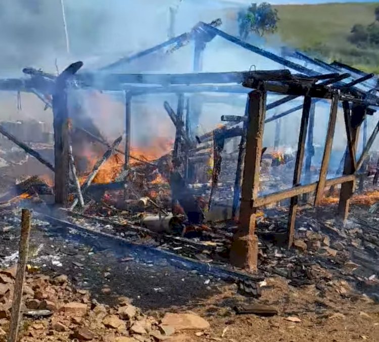 Incêndio destrói galpão no interior de Derrubadas