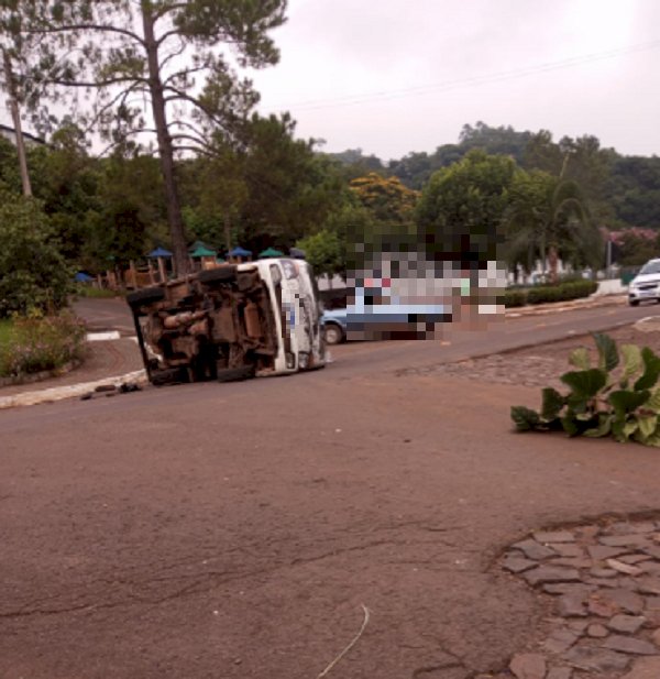 Colisão lateral ocasiona tombamento de caminhão em Laju