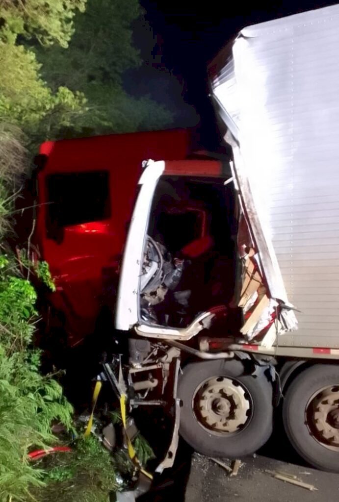 Grave acidente na BR-282 deixa dois motoristas feridos no Oeste de SC