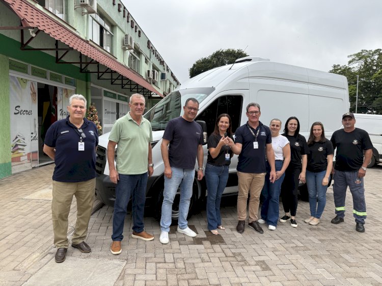Prefeitura de Itapiranga compra Van refrigerada para transporte da merenda escolar