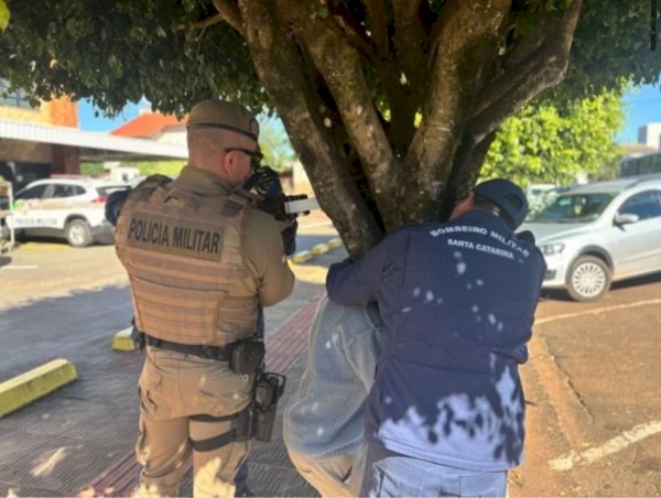 Homem prende cabeça em árvore e é resgatado pelos Bombeiros em São Miguel do Oeste
