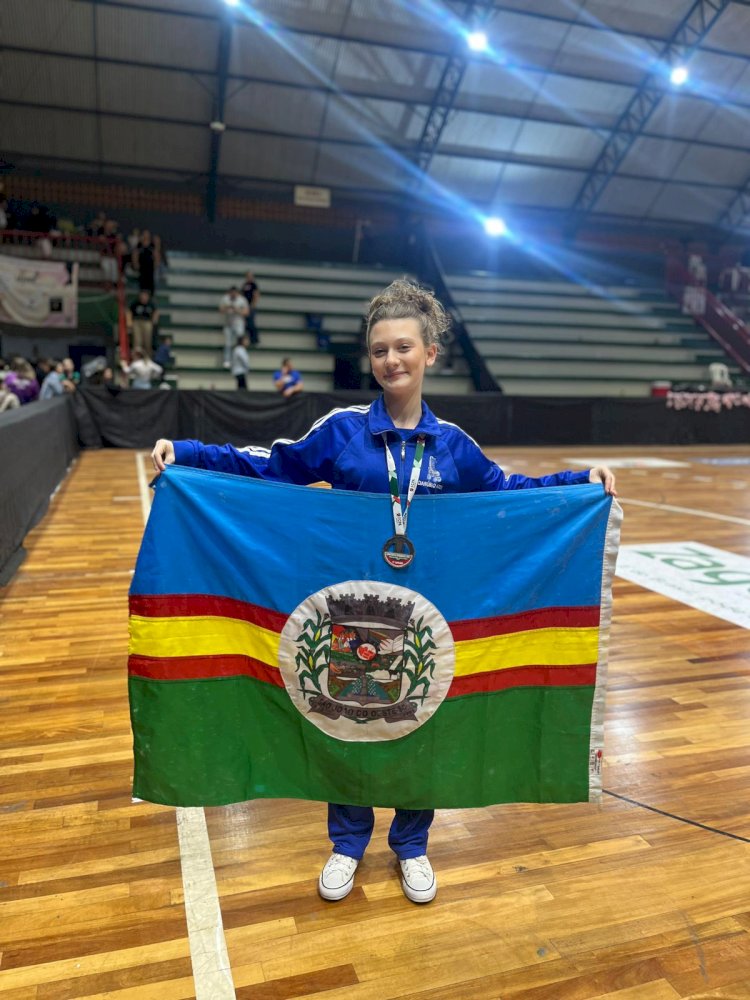 Prodígio da Patinação Artística de São João do Oeste Conquista Ouro no Campeonato Estadual