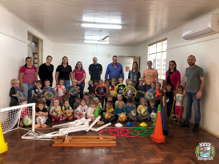 Educação contempla escolas com materiais esportivos e para uso em cozinhas em São João do Oeste