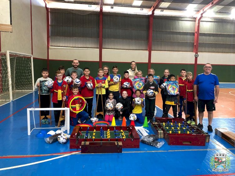 Educação contempla escolas com materiais esportivos e para uso em cozinhas em São João do Oeste