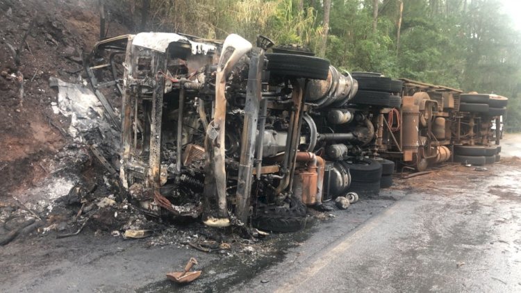Motorista morre carbonizado após caminhão tombar e pegar fogo na BR-282 em Maravilha
