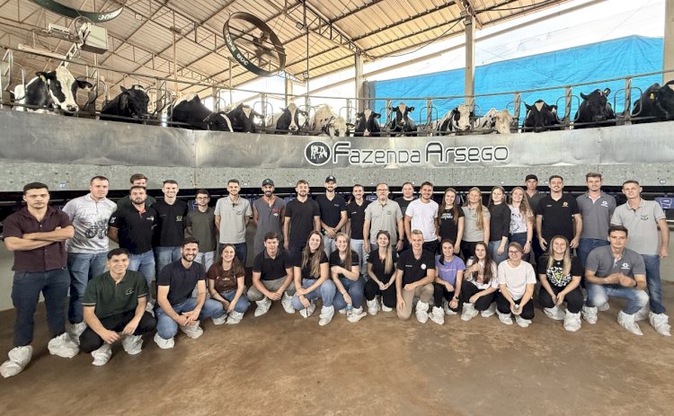 Alunos da UCEFF Itapiranga realizam visita técnica em fazenda de produção leiteira